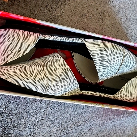 Chinese Laundry black and white flat pointy shoes size 9 - Picture 3 of 5
